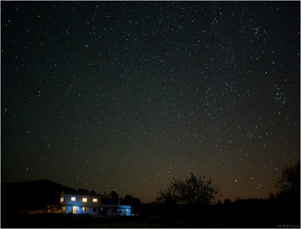 Casa y cielo estrellado en la Sierra de María.