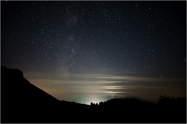 Bajo la luna y las estrellas