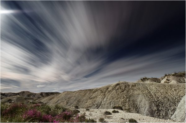 Cárcavas bajo la luna