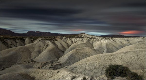 Cárcavas bajo la luna