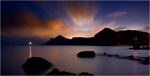 Vista nocturna de la bahía de Portmán.