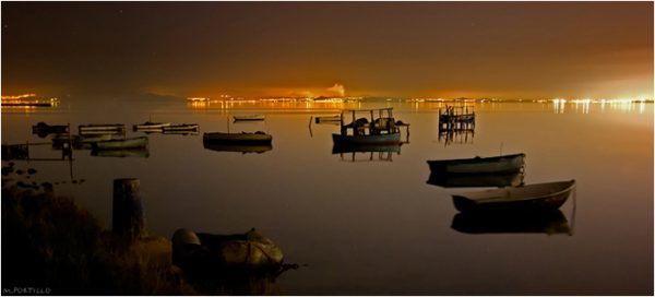 Mar Menor. Al fondo, el humo de la refinería de Escombreras.