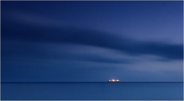 Barco en la noche desde El Portús