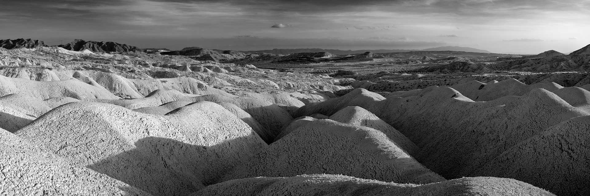 Fotografía de Manuel Portillo: cárcavas en blanco y negro